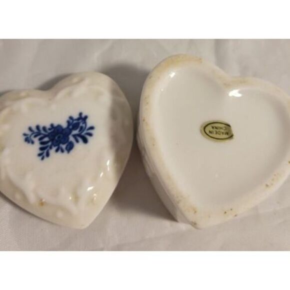 VTG Porcelain Ceramic Heart Shaped Blue and White Trinket Box / Ring Box - Picture 4 of 6